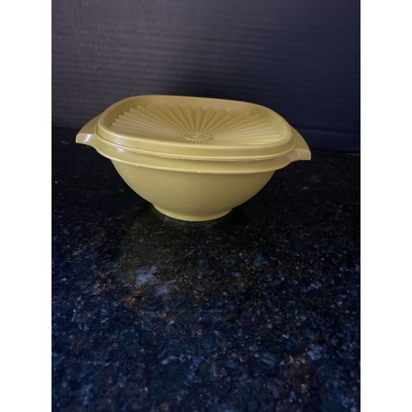 Tupperware Avocado Green #840-4 Servalier Bowl & Lid - Picture 1 of 10